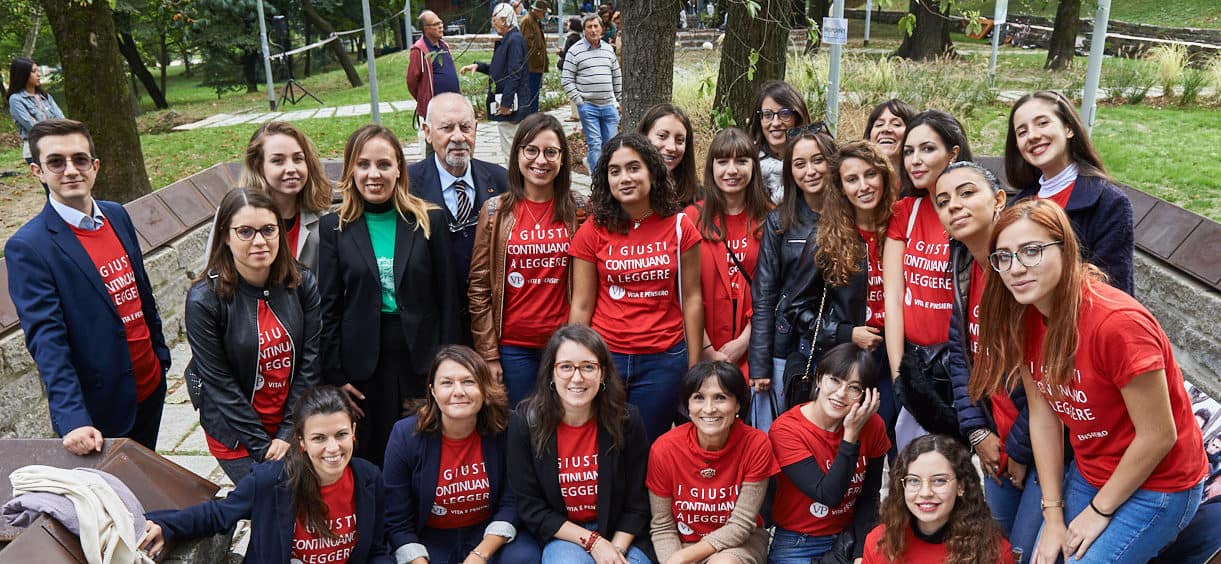 Il gruppo dei lettori in un giardino