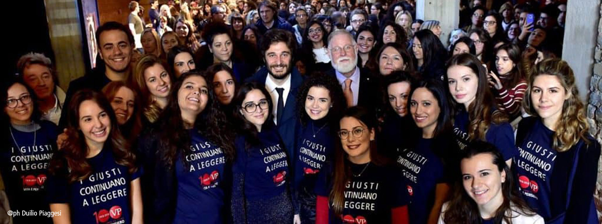 Il gruppo dei lettori volontari con le magliette blu «I giusti continuano a leggere»