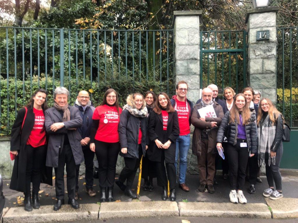Il gruppo dei lettori davanti a un cancello