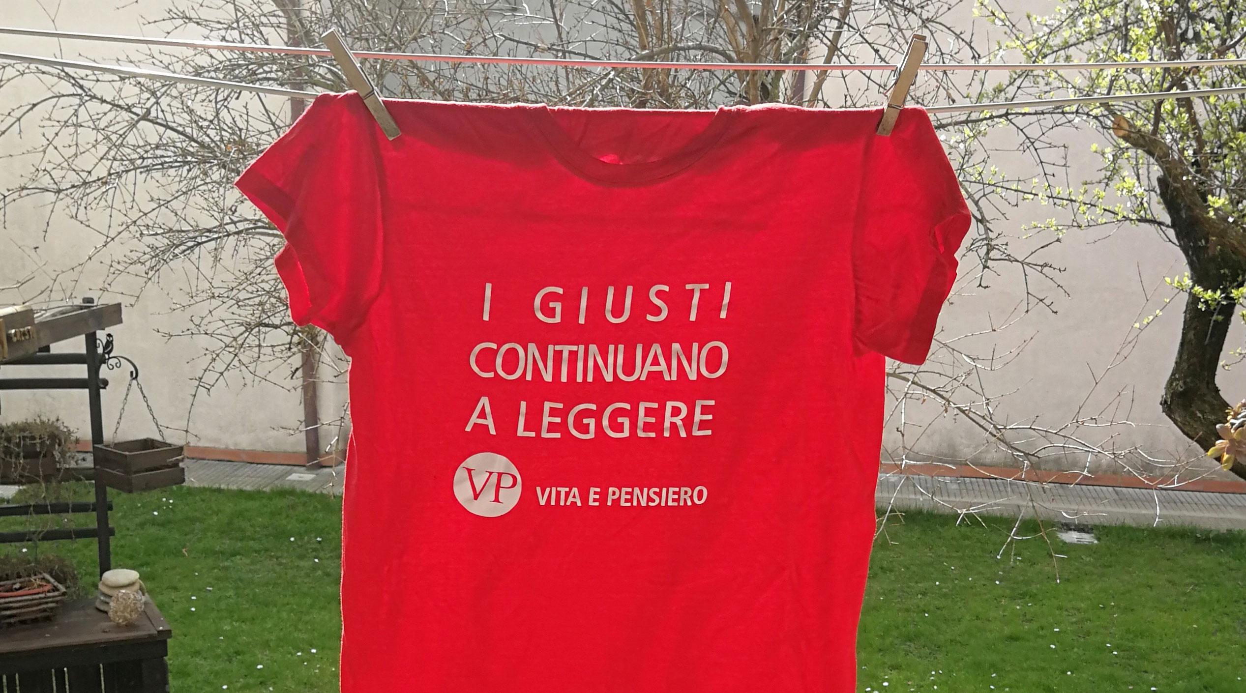 La maglietta «I giusti continuano a leggere» stesa in giardino